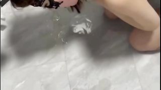 【69堂午夜视频】私人母狗肉便器直接喝尿舔马桶一看就是专业母狗