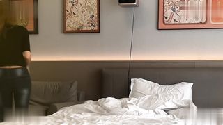 【69堂午夜视频】约了一个旅游的妹子皮肤滑滑的后入一直说太大了很痛操得流眼泪了