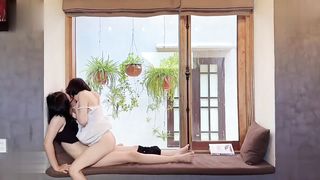 【69堂午夜视频】露脸嫩萝莉窗台打炮主动舔鸡巴抱起深插白浆被操出顺着腿流下来