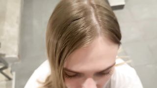 【69堂午夜视频】我楼上的新邻居原来是个妓女，还在楼梯间张开双腿勾引我直接和她在公共场合性爱