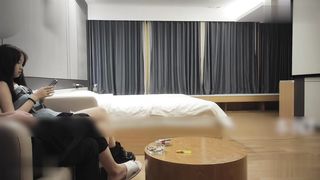 【69堂午夜视频】娇小可爱的小萝莉，刚下海什么都不会，重在听话让干嘛就干嘛，直接抱起来干她