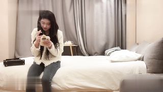 【69堂午夜视频】娇小玲珑04年学生妹首次下海兼职，皮肤雪白娇嫩