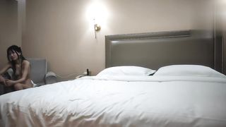 【69堂午夜视频】高颜值清纯美眉超级嫩粉干净白虎逼操起来真的好爽贼紧