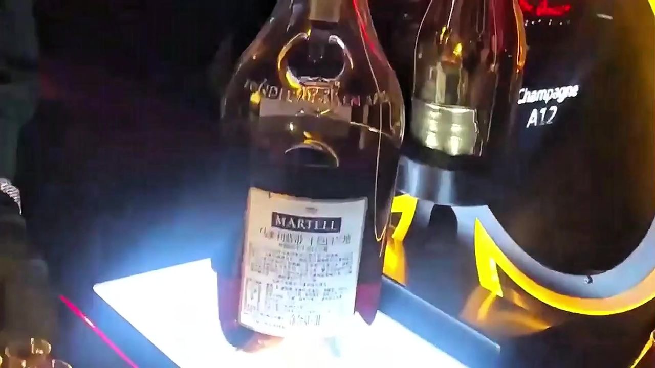 【69堂午夜视频】带妹妹去酒吧蹦迪忽悠她把洋酒当水喝喝多后去宾馆把她操舒服了她开始笑得多开心后面就有多狼狈无水印版