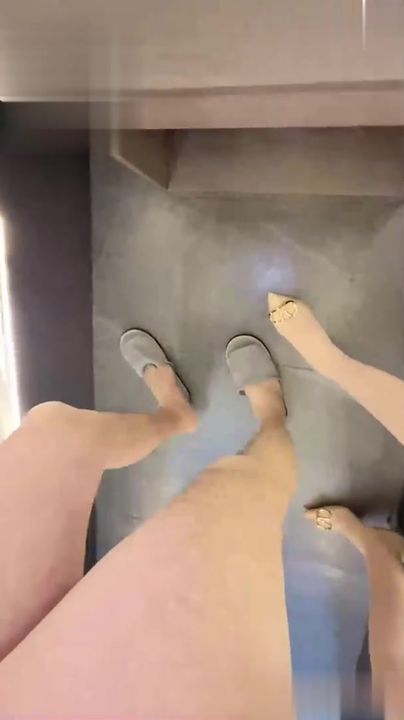 【69堂午夜视频】内向的姐姐首次穿齐逼超短裙逛街姨妈期展示什么叫真正的肛交大力猛灌肛射
