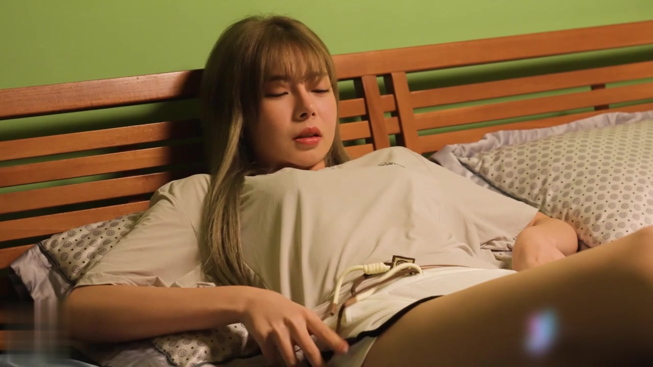 【69堂午夜视频】性别转换美女变猛男体验跨性做爱